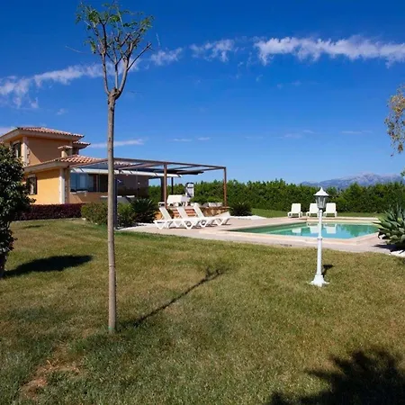 Grosszuegige Mit Beheizbarem Pool Und Jacuzzi *