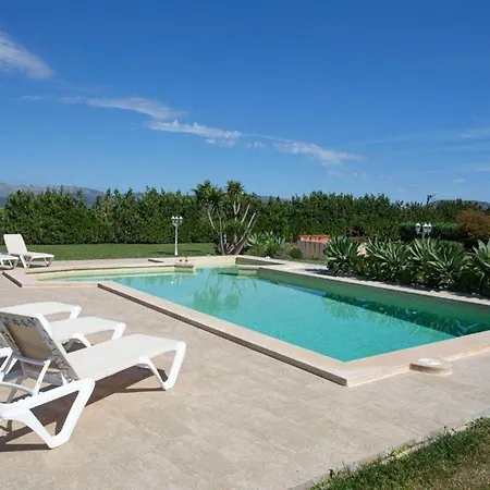 Grosszuegige Mit Beheizbarem Pool Und Jacuzzi