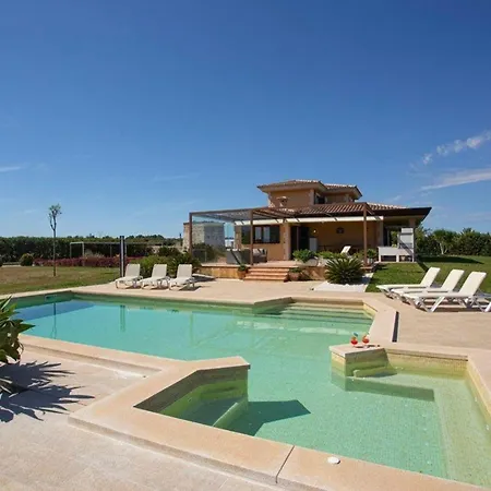 Grosszuegige Mit Beheizbarem Pool Und Jacuzzi